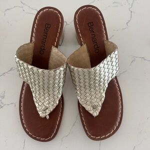 Bernardo Jinx Gold Woven Leather Thong Heels Women’s Size 10M Brazil Sandals